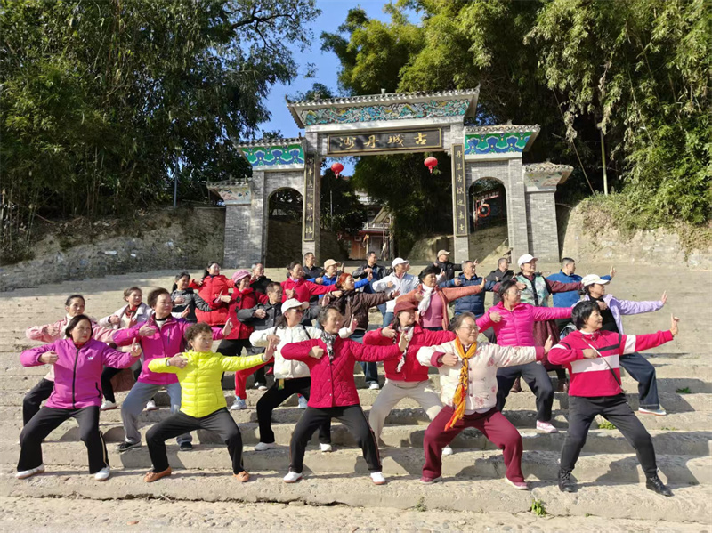 健身氣功愛好者走進三江1.jpg